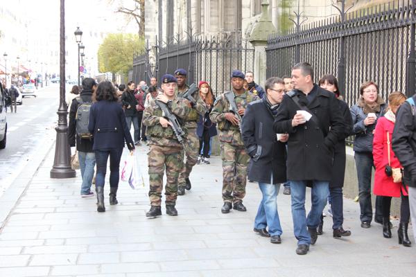 Polizei patroulliert durch Paris