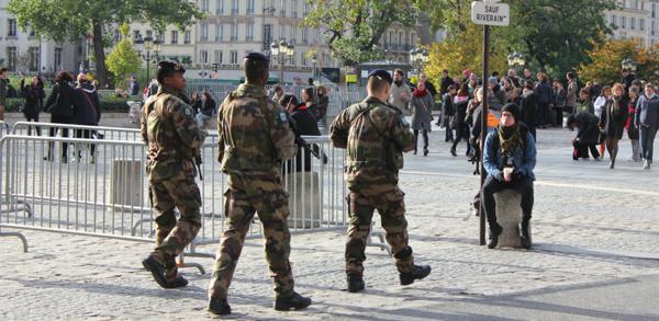 Schwer bewaffnete Polizei patrouilliert in Paris: Ist ohne sie Sicherheit nicht mehr zu gewaehrleisten? © Karin Lachmann