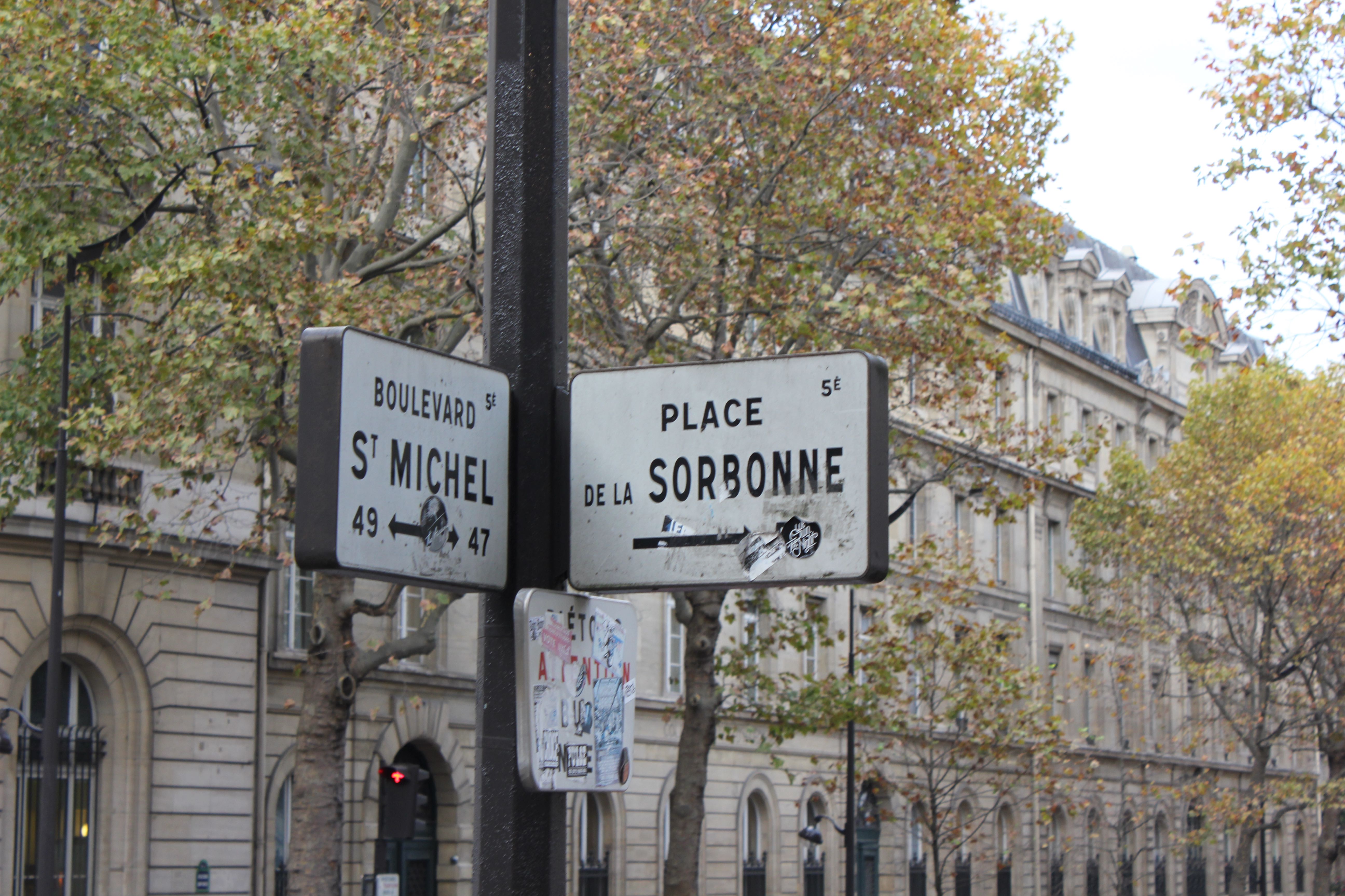 Straßenschild-in-Paris