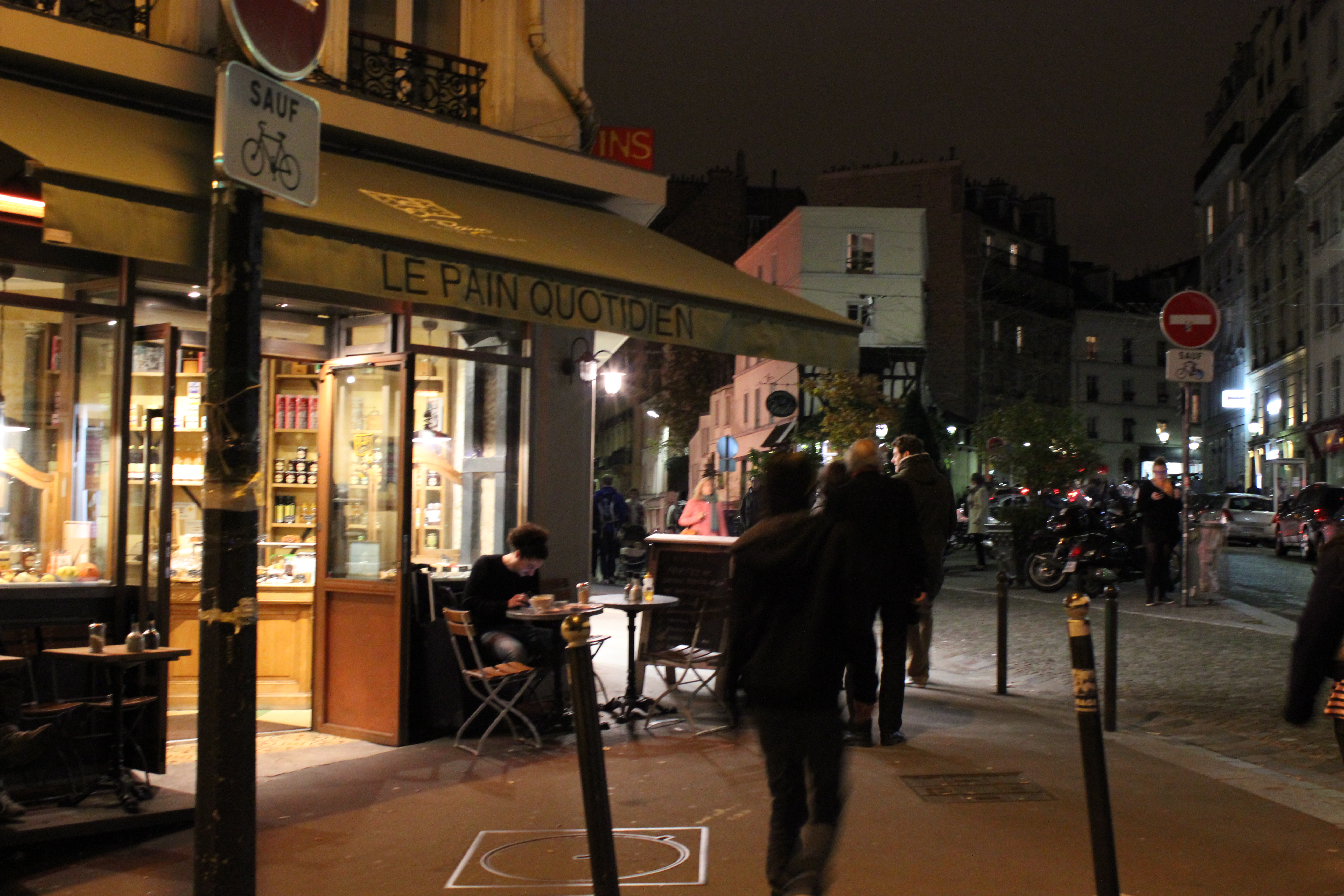 Straßenszene-Paris-bei-Nacht-II