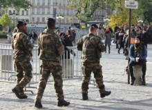 Schwer bewaffnete Polizei patrouilliert in Paris: Ist ohne sie Sicherheit nicht mehr zu gewaehrleisten? © Karin Lachmann