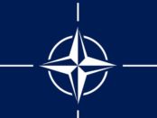 Nato-Symbol / Quelle: By Current file: Found by 475847394d347339 in websites noted in the source section. Previous file: Vectorized by Mysid and uploaded to Flag of NATO.svg Code cleaned up by Artem Karimov. [Public domain], via Wikimedia Commons