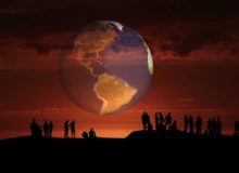 Menschen, Globalisierung und Heimat / Quelle: Pixabay, lizenezfreie Bilder, open library: https://pixabay.com/de/menschengruppe-erde-globus-menschen-3725243/