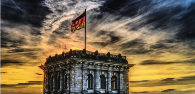 Deutsche Fahne auf dem Reichstag / Quelle: Pixabay, lizenzfreie Bilder, open library: Felix Mittermayer, https://pixabay.com/de/bundestag-deutsche-fahne-reichstag-2463236/