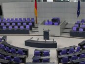 Plenarsaal des Bundestages / Quelle: Pixabay, lizenzfdreie Bilder, open library: clareich, https://pixabay.com/de/photos/bundestag-regierung-politik-369049/