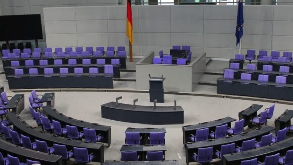 Deutschland / Politik / Plenarsaal des Bundestages / Quelle: Pixabay, lizenzfdreie Bilder, open library: clareich, https://pixabay.com/de/photos/bundestag-regierung-politik-369049/