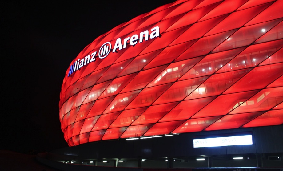 Fußball Allianz Arena, Qiuelle: Pixabay, lizenezfreie Bilder, open library, leeminjoon, https://pixabay.com/de/photos/arena-stadion-rot-allianz-1181668/