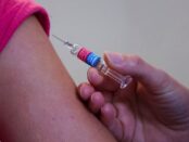Immunologie / Covid-19 / Corona-Impfung / Impfstoff / Quelle: Pixabay, lizenezfreie Bilder, open library: kfuhlert, https://pixabay.com/de/photos/impfung-arzt-spritze-medizin-1215279/