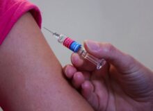 Immunologie / Covid-19 / Corona-Impfung / Impfstoff / Quelle: Pixabay, lizenezfreie Bilder, open library: kfuhlert, https://pixabay.com/de/photos/impfung-arzt-spritze-medizin-1215279/