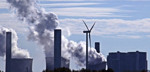 Klimapolitik / Kohlekraftwerk und Windkraftanlage / Quelle: Pixabay, lizenezfreie Bilder, open library: pixel2013, https://pixabay.com/de/photos/kohlekraftwerk-kohleenergie-windrand-3767893/