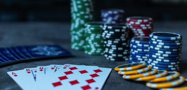 Poker / Quelle: Pixabay, linzenzfreie Bilder, open library: https://pixabay.com/de/photos/poker-pokerchips-karten-spiel-3956037/