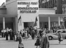 Merkels nationale Front / Pavillon der nationalen Front auf der Leipziper Herbstmesse 1953 / Quelle: Bundesarchiv, Bild 183-21044-0131 / CC-BY-SA 3.0, CC BY-SA 3.0 DE , via Wikimedia Commons