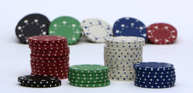 Online Casino Jetons / Quelle: Pixabay, lizenzfreie Bilder, open library: anncapictures; https://pixabay.com/de/photos/chips-jetons-spielen-poker-casino-2038348/
