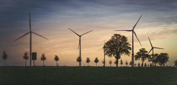 Kimapolitik / Windkraftanlagen / Quelle: Pixabay, lizenzfreie Bilder, open library: mrganso; https://pixabay.com/de/photos/windkraftwerk-windrad-windkraft-5239642/