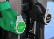 Benzin und Diesel: Abhaengigkeit vom Oel / Quelle: Pixabay, lizenzfreie Bilder, open library: plante_fox; https://pixabay.com/de/photos/tanken-benzin-kraftstoff-tankstelle-4978821/