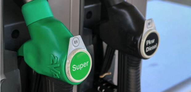 Benzin und Diesel: Abhaengigkeit vom Oel / Quelle: Pixabay, lizenzfreie Bilder, open library: plante_fox; https://pixabay.com/de/photos/tanken-benzin-kraftstoff-tankstelle-4978821/