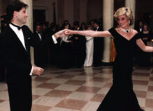 Prinzessin Diana tanzt am 11. November 1985 in der Eingangshalle des Weißen Hauses mit dem US-Schauspieler John Travolta / Quelle: Wikipedia, public domain: United States Federal Government, Public domain, via Wikimedia Commons; https://commons.wikimedia.org/wiki/File:John_Travolta_and_Princess_Diana.jpg