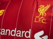 FC Liverpool Trikot / Quelle: Shutterstock, lizenzfreie Bilder, open library: https://www.shutterstock.com/de/image-photo/bangkokthailandoctober-17-logo-liverpool-football-club-1533777587