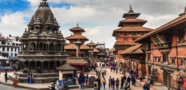 Nepal / Quelle: Pixabay, lizenzfreie Bilder, open library: ashleshkshatri; https://pixabay.com/de/photos/tempel-palast-durbar-platz-stra%c3%9fe-5790082/