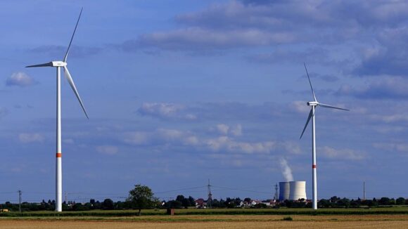 Energie / Windenergie / gruene Moral / Quelle: Pixabay, lizenzfreie Bilder, open library: distelAPPArath;https://pixabay.com/de/photos/windrad-atomkraftwerk-verschmutzung-2666333/