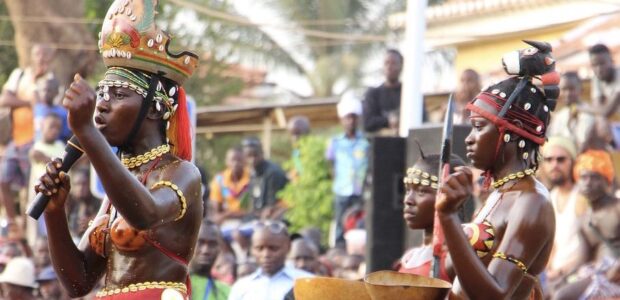Orango / Guinea-Bissau / Quelle: Pixabay, lizenzfreie Bilder, open library: gschneusig; https://pixabay.com/de/photos/carneval-guinea-bissau-königin-7438638/