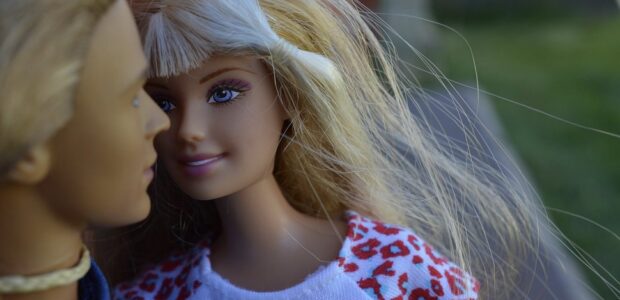 Barbie / Quelle: Pixabay, lizenzfreie Bilder, open library: Erika Wittlieb; https://pixabay.com/de/photos/puppen-barbie-weiblich-m%C3%A4dchen-937519/