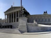 Suedtirol-Politik im Nationalrat in Wien / Quelle: Pixabay, lizenzfreie Bilder, open library: Neugiernase; https://pixabay.com/de/photos/wien-parlament-pallas-athene-brunnen-2377350/