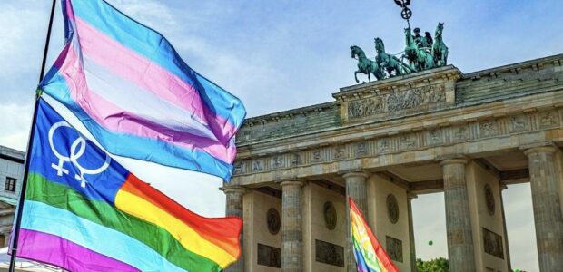 Transgender / Alice Schwarzer / Regenbogenfahne / Brandenburger Tor / Quelle: Pixabay, lizenzfreie Bilder, open library: Sabrina_Groeschke; https://pixabay.com/de/photos/regenbogen-flagge-regenbogenfahne-5619365/
