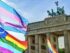 Transgender / Alice Schwarzer / Regenbogenfahne / Brandenburger Tor / Quelle: Pixabay, lizenzfreie Bilder, open library: Sabrina_Groeschke; https://pixabay.com/de/photos/regenbogen-flagge-regenbogenfahne-5619365/