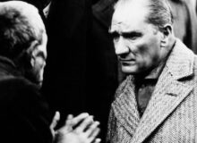 Mustafa Kemal Pascha (rechts) / Atatürk / Quelle: Pixabay, lizenzfreie Bilder, open librarty: wikilmages; https://pixabay.com/de/photos/politiker-schwarz-weiß-60629/