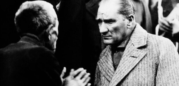 Mustafa Kemal Pascha (rechts) / Atatürk / Quelle: Pixabay, lizenzfreie Bilder, open librarty: wikilmages; https://pixabay.com/de/photos/politiker-schwarz-weiß-60629/
