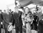 US-Präsident Truman und seine Ehefrau begrüßen Königin Juliana der Niederlande und ihren Ehemann, Prinz Bernhard (in Marineuniform), im April 1952 auf dem Washington National Airport. / Quelle: Wikipedia, public domain: https://commons.wikimedia.org/wiki/File:Juliana,_Truman.jpg