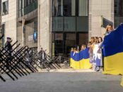 Demonstration für die Ukraine in Bruessel / Quelle: Unsplash, lizenzfreie Bilder, open library: Zum Profil von Anastasiia Krutota Anastasiia Krutota; https://unsplash.com/de/fotos/eine-gruppe-von-menschen-in-kleidung-ausserhalb-eines-gebaudes-VsrJmIMM00I