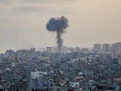 Explosion in Gaza: Wie wird Deutschlands Rolle international betrachtet? / Israel / Quelle: Unsplash, lizenzfreie Fotos, open library: Mohammed Ibrahim; https://unsplash.com/de/fotos/rauch-steigt-aus-einer-fabrik-in-einer-stadt-jrcvHflmKvg