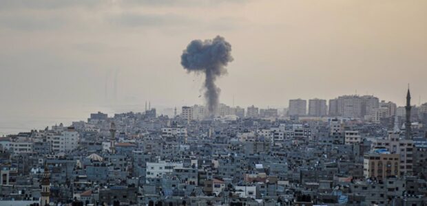 Explosion in Gaza: Wie wird Deutschlands Rolle international betrachtet? / Israel / Quelle: Unsplash, lizenzfreie Fotos, open library: Mohammed Ibrahim; https://unsplash.com/de/fotos/rauch-steigt-aus-einer-fabrik-in-einer-stadt-jrcvHflmKvg