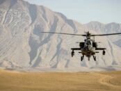 Afghanistan / Hubschrauber / Quelle: Unsplash, lizenzfreie Bilder: Andre Klimke; https://unsplash.com/de/fotos/schwarzer-hubschrauber-der-tagsuber-uber-brown-field-fliegt--IhgLixx7Z8