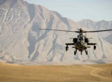 Afghanistan / Hubschrauber / Quelle: Unsplash, lizenzfreie Bilder: Andre Klimke; https://unsplash.com/de/fotos/schwarzer-hubschrauber-der-tagsuber-uber-brown-field-fliegt--IhgLixx7Z8