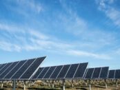 Solarzellen in den USA / Quelle: Unsplash, lizenzfreie Bilder, open library: American Public Power Associatioon; https://unsplash.com/de/fotos/solarpanel-unter-blauem-himmel-XGAZzyLzn18