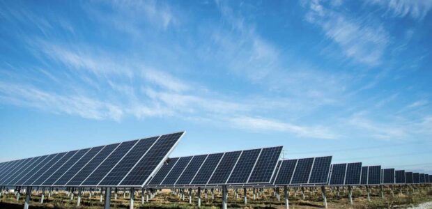 Solarzellen in den USA / Quelle: Unsplash, lizenzfreie Bilder, open library: American Public Power Associatioon; https://unsplash.com/de/fotos/solarpanel-unter-blauem-himmel-XGAZzyLzn18