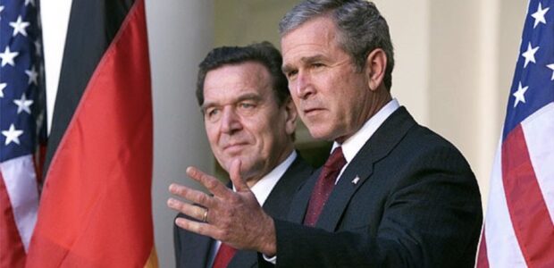 Gerhard Schroeder und George W. Bush / Quelle: Wikipedie; White House photo by Paul Morse, Public domain, via Wikimedia Commons; https://commons.wikimedia.org/wiki/File:Bush_and_Schr%C3%B6der.jpg